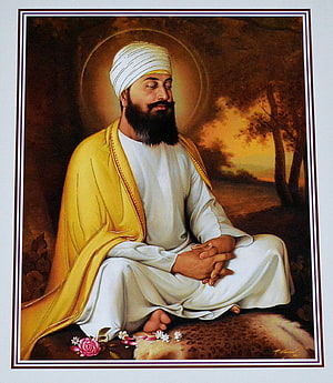 Guru Tegh Bahadur Ji Portrait in White Turban and Yellow Shawl Seated in Meditation HD phone wallpaper