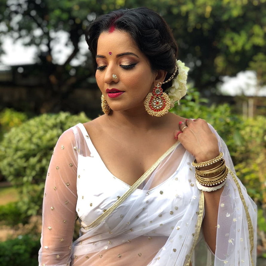 Elegant Indian Woman in White Saree with Gold Jewelry and Traditional Makeup HD phone wallpaper